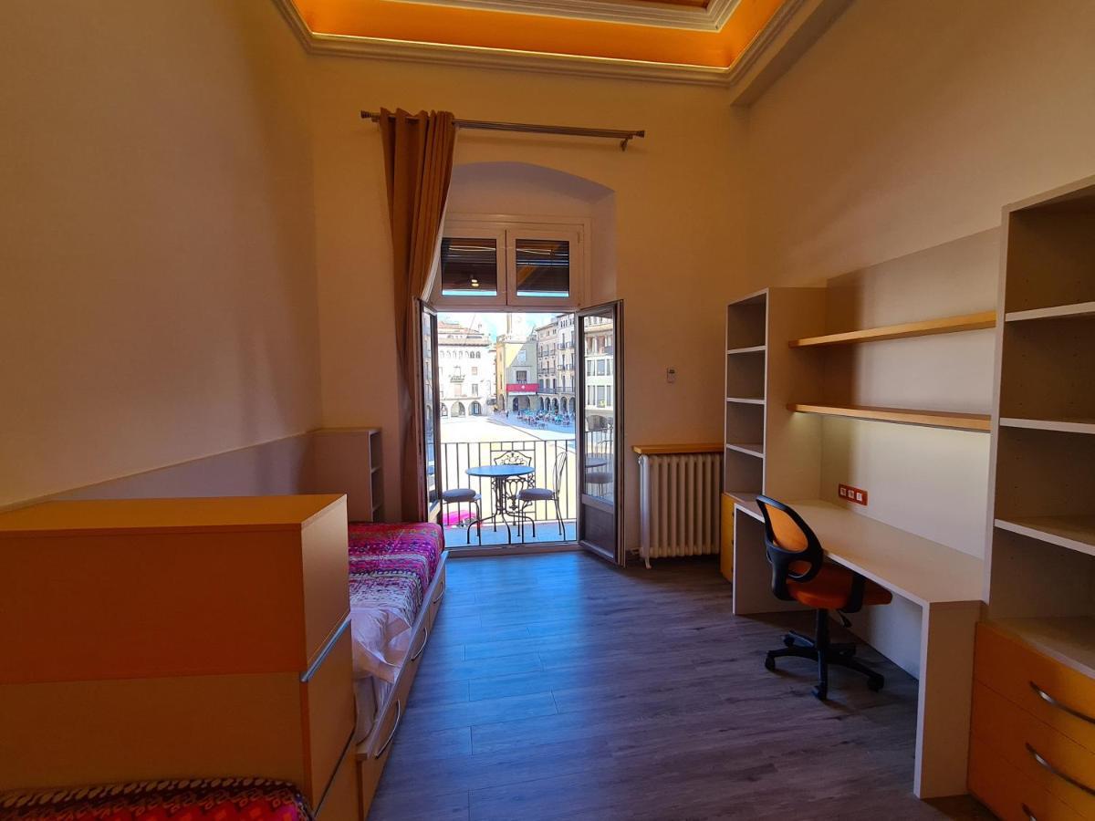 Apartaments Vicus 3 Con Vistas A La Plaza Mayor De Vic Kültér fotó